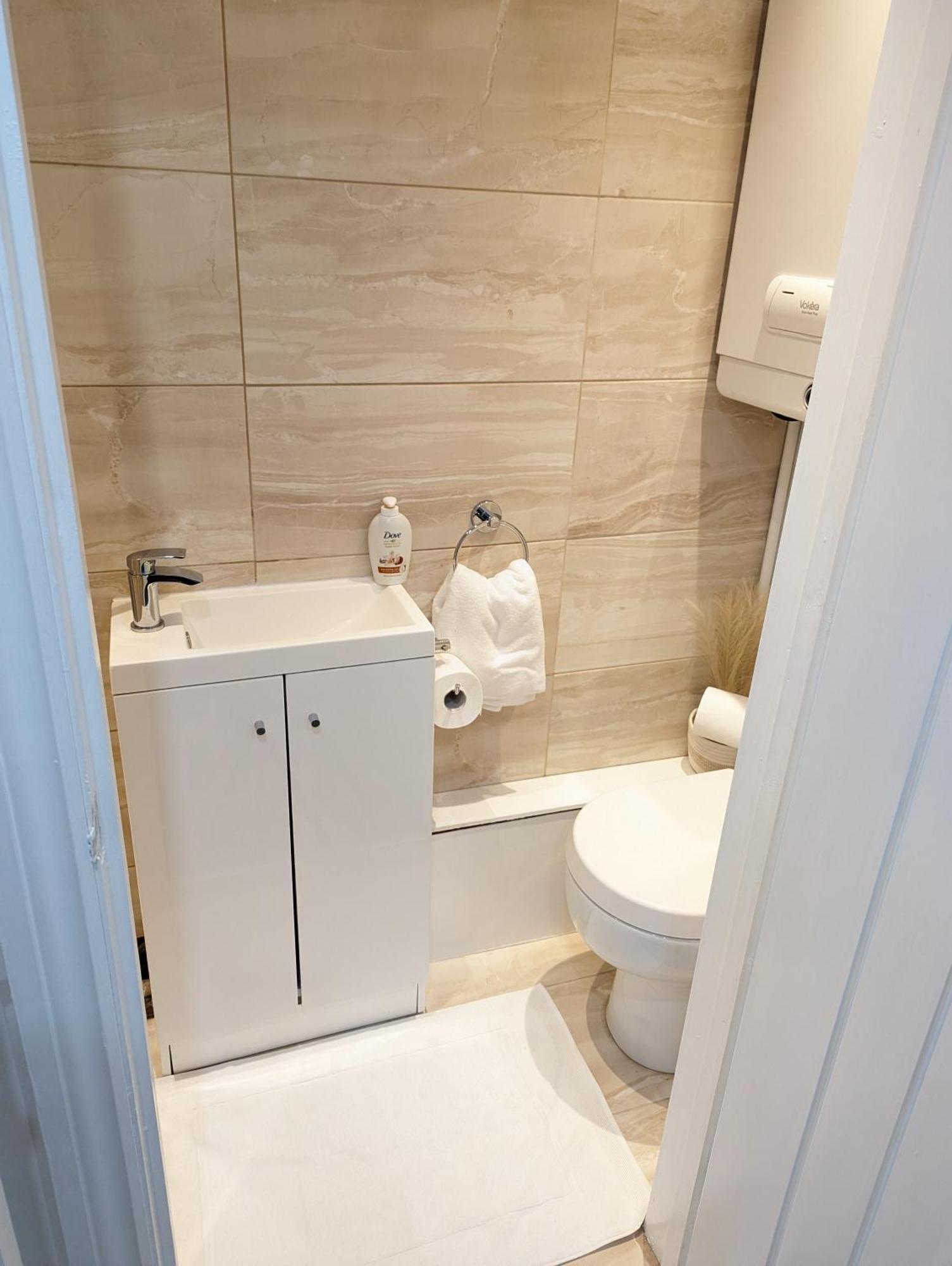 Swan Lake Lodge & Free Parking 카디프 외부 사진